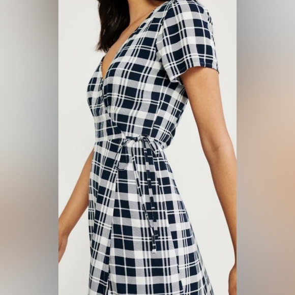 Brand New Abercrombie & Fitch 100% Viscose plaid dress in M - Picture 1 of 6